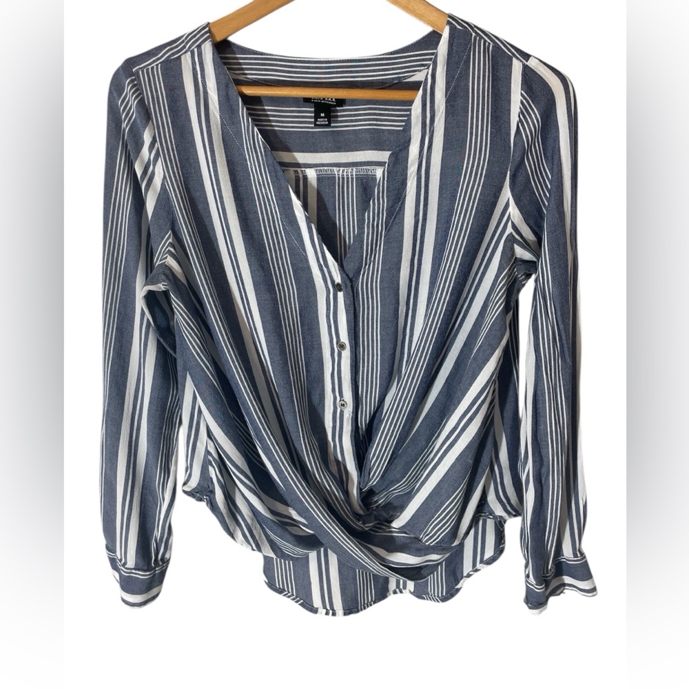 H5- Women’s a.n.a  Blue and White Women's Medium Top